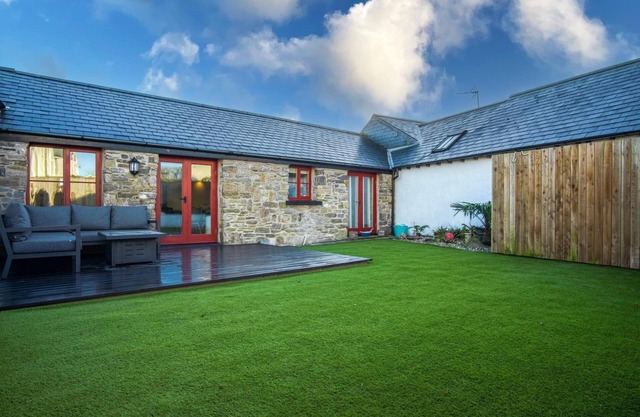 The Old Stables - 3 Bedroom Cottage - Angle