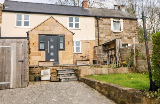 THE OLD STABLES, pet friendly, character holiday cottage in Matlock