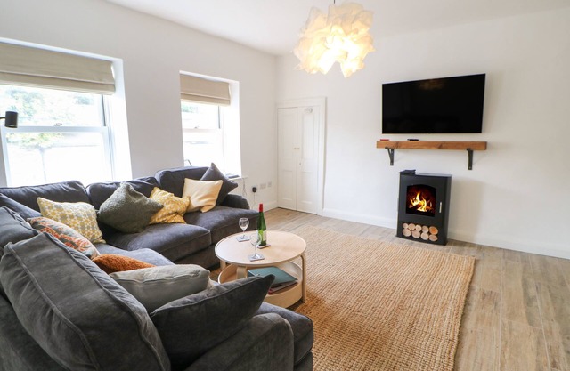 THE OLD STORE, 2 ALPINE TERRACE, pet friendly in Reeth