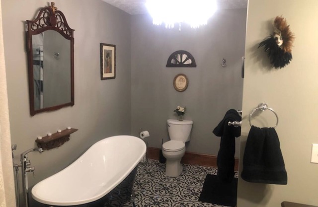 THE OPERA HOUSE SUITE AT TRAILS END B&B