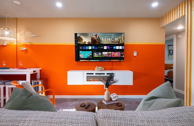 The Orange Lounge - 8 min to KU/Downtown