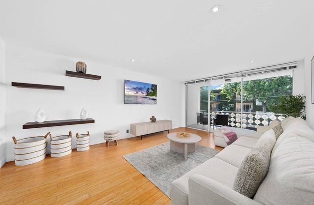 The Orchid-Charming 2BR Santa Monica Apartment with Pool, Jacuzzi & WiFi
