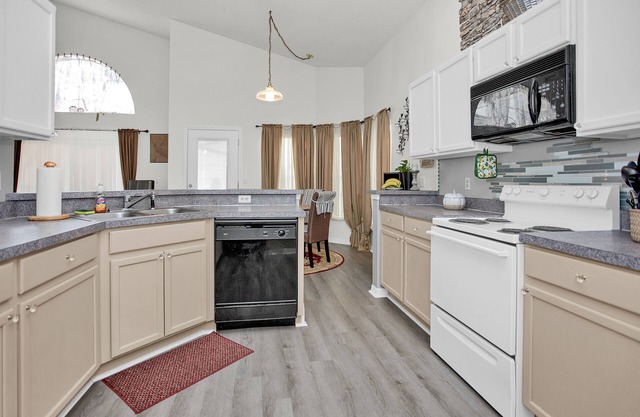 The Orlando Bungalow: WITH POOL! Spacious Home Only 15 Minutes to Disney World!