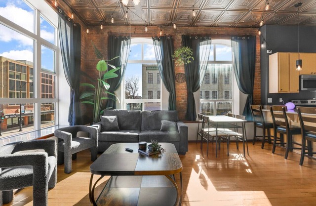 The Overlook: Downtown Cory Block Apartment
