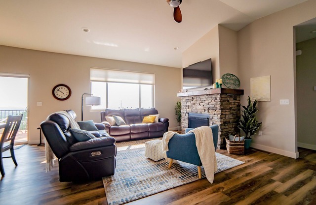 The Overlook - Spacious Modern Home with Panoramic Rapid City Views