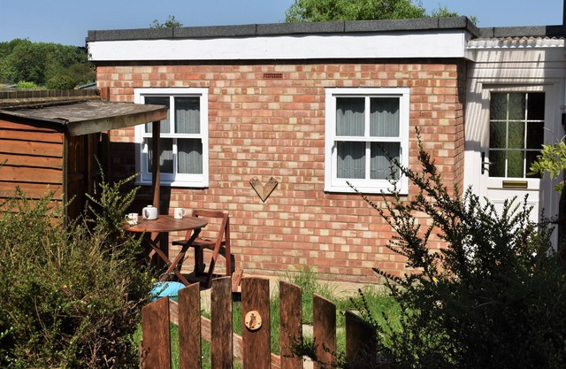The Owl Box: Self-contained Private Annex & Garden, kitchen, breakfast