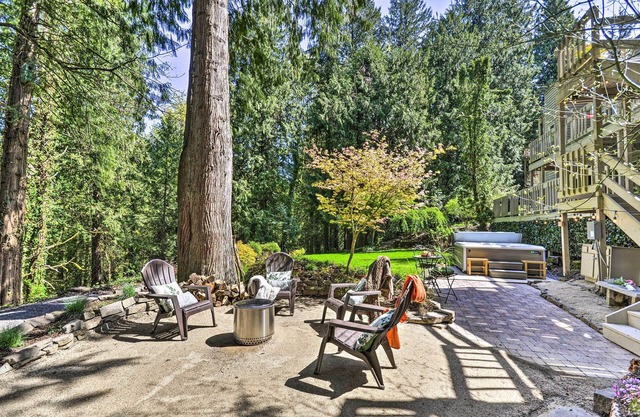 ‘The Owl’s Nest’ w/Hot Tub & Forest Views!