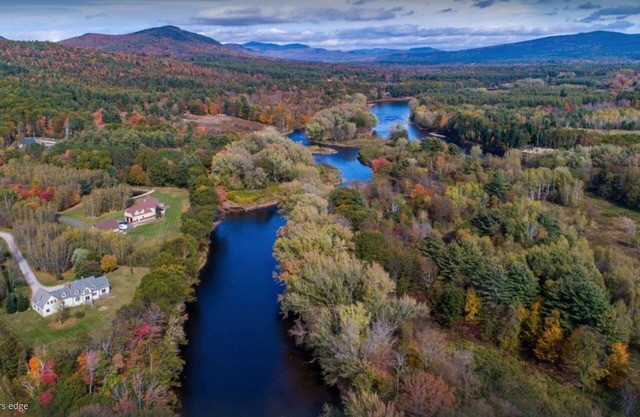 The Paddle House: Riverfront, Rafts, Ultimate Game Room, Hot Tub, Yard Games!