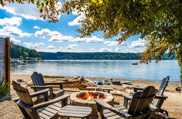 The Painted Tide w/Hot tub, Kayaks, & Firepit