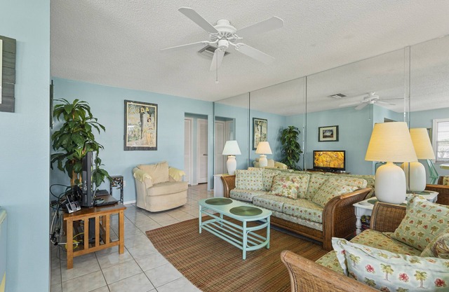 The Palms "A" an upstairs unit located in the center district of Holmes Beach