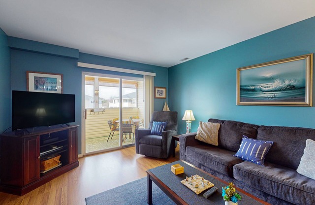 The Palms spectacular condo near beach with outdoor pool, streaming, W/D, & AC