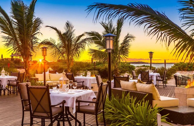 The Palms, 3-bedroom Deluxe Oceanfront Suite – Infinity Pool & Beach Access