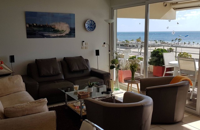 THE PATIO APARTMENT FACING THE SEA