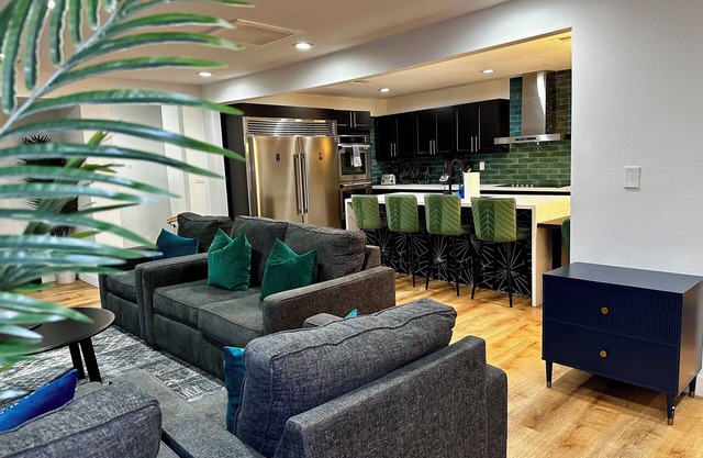 🦚The Peacock Inn LV - 8 Bdr 4 Bth 14 Beds, Hi Speed WiFi