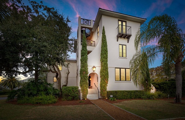 The Pelican Cottage - located in East Beach steps from Gould's Inlet!