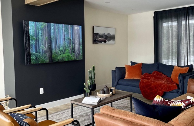 The Peninsula Cottage in Haliburton - Lakefront w/hot tub
