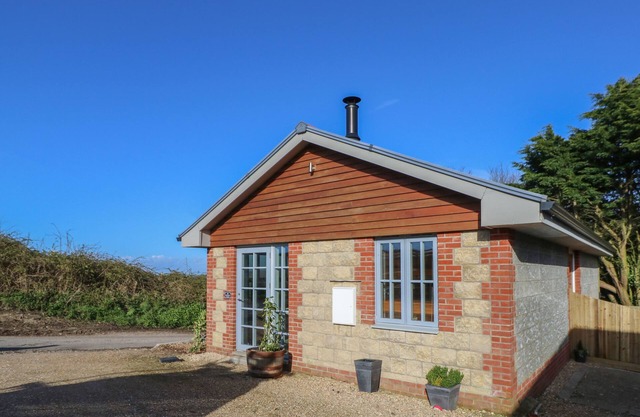 THE PEPPER POT RETREAT, pet friendly, with hot tub in Niton