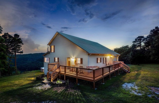 The Perch Family Cabin|Sleeps 18 |Pool + Hot tub with a View