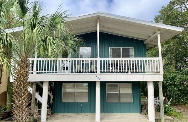 The Perch- FREE Golf Cart! Recently Updated, Sleeps 5, 1.5blocks from the beach.