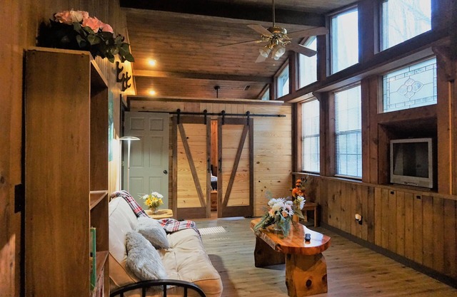 THE PERFECT FAMILY VACATION GETAWAY IN THE MOUNTAINS! Newly renovated w/ patio!