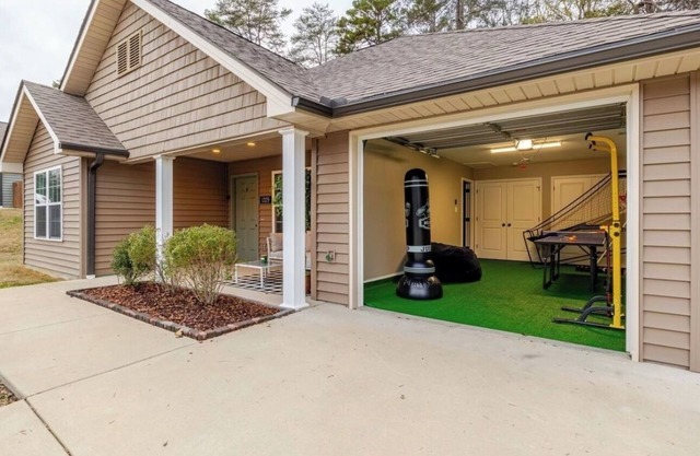 The Perfect Knox 3BR Family Getaway - With Fitness & Arcade Room