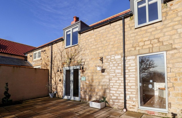 THE PHEASANTRY, pet friendly, with hot tub in Seamer, North Yorkshire