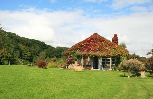 THE PIGGERY, family friendly, character holiday cottage in Woolaston