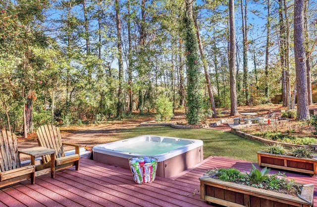 THE PINE CONE- Hot Tub | Game Room | Huge Backyard
