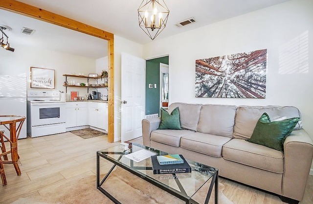 The Pine Cottage - Walking Distance to Campus