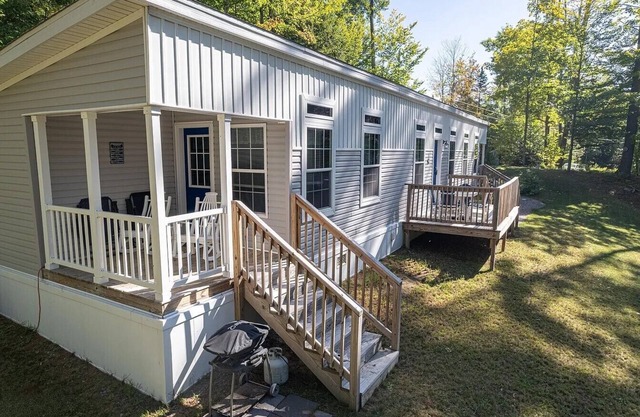 The Pine Ridge Retreat - A Cozy Great Sacandaga Cottage with Private Lake Access