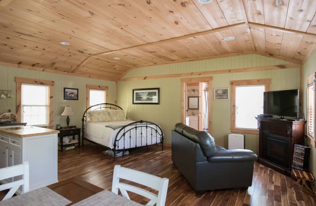 ~The Pinewood Guesthouse ~Jacuzzi Tub~Fire Pit~Wi-fi~Getaway~Near Croquet Club