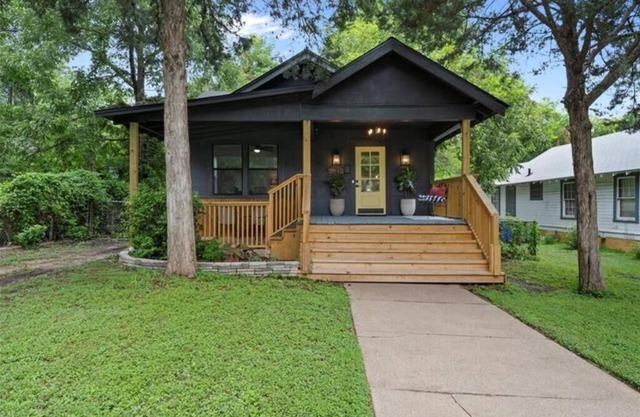 The Pinewood House - 3-bedroom house in the heart of Waco