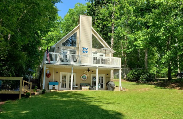 The Pink Dog - MAJOR RENOVATIONS COMPLETED JAN 2023. Lake Sinclair North End.