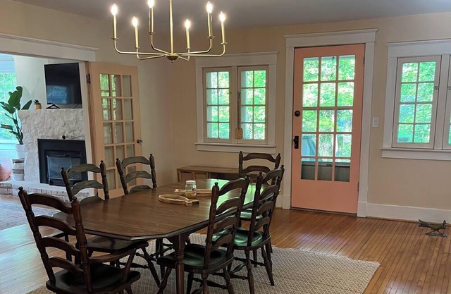 The Pink Door Cottage beach+kayaks+hiking+hot tub+fire pit +sunroom+covered bbq