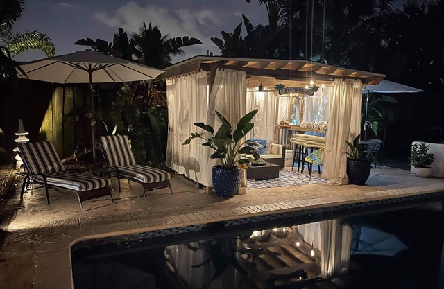 The Place, a beautiful private and quiet, cozy, room with microwave refrig.