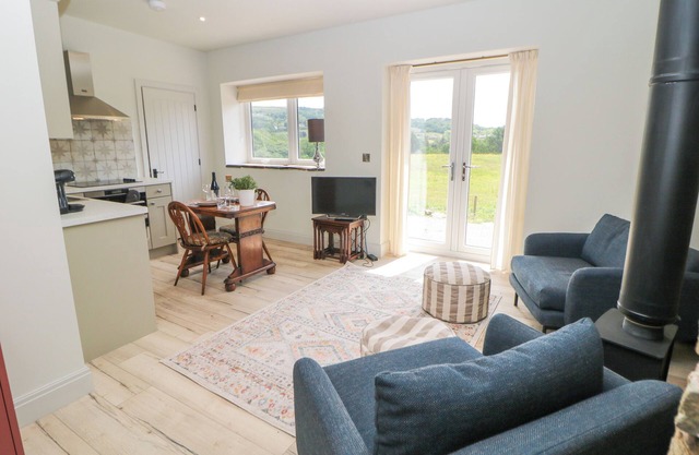 THE PLUCKING SHED - VINEYARD STAY, pet friendly in Marple Bridge