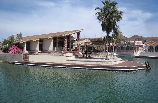 The Pointe- Waterfront Peninsula House in Moovalya Keys