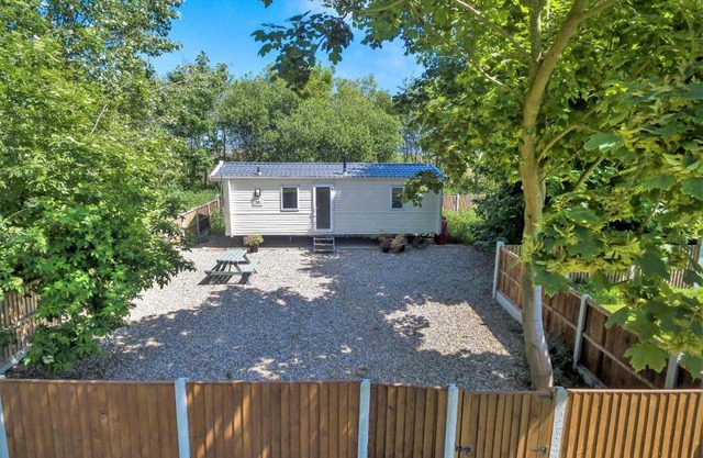 The Pollywiggle, Waxham, nr Sea Palling, Dog friendly, Private path to the beach