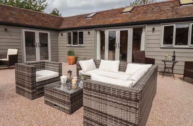 THE POOL HOUSE, romantic, character holiday cottage in Tewkesbury