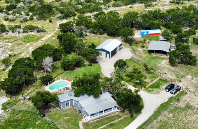 The Porch & Prairie Ranch, Sleeps 20! Peaceful Oasis, Pool, Jacuzzi, Events!