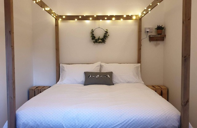 The Potting Shed nr Tenby: HotTub, 100"Projector, 4PosterBed
