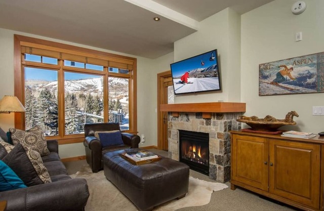 The Powder Den: Cozy Alpine Basecamp