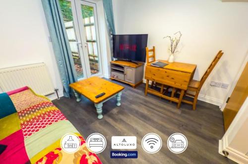 The Purple 5BR House By AltoLuxoExperience Short Lets & Serviced Accommodation With Free Parking