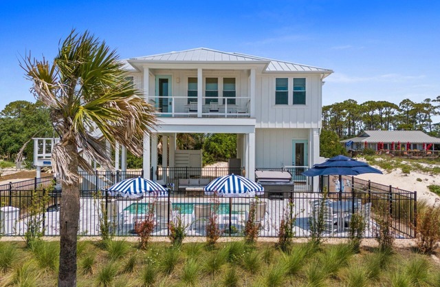 The Quarterdeck private pool with beach access