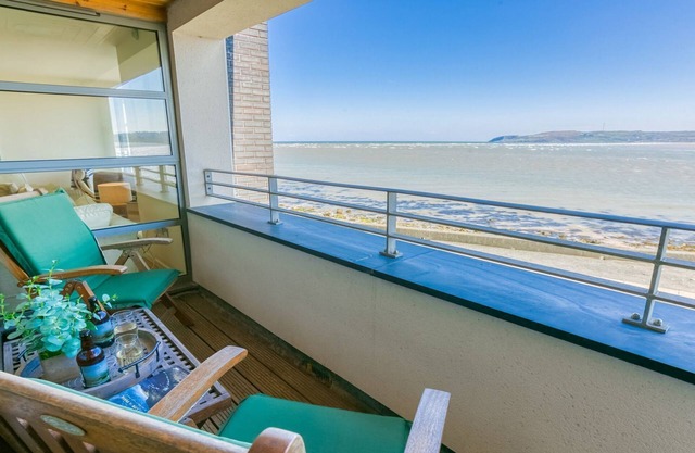 The Quay - an on the beach that sleeps 9 guests in 4 bedrooms