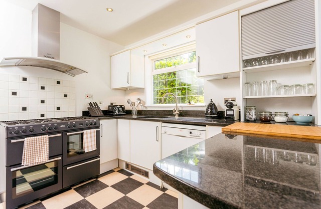 The Queen Edith Place - Lovely 6BDR Home in Secluded Neighbourhood