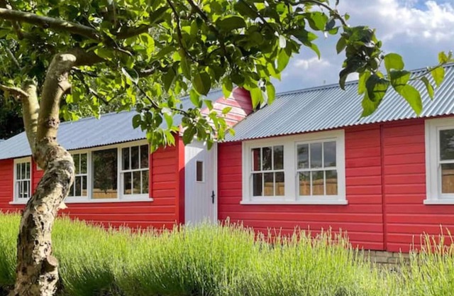 The Red Shed sleeps 2 private garden and parking 3 miles from Bury St Edmunds