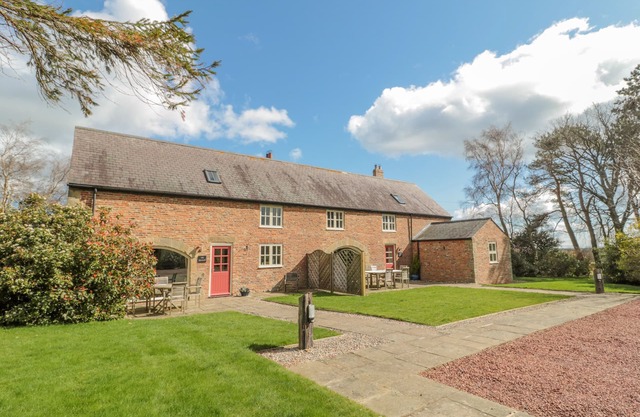 THE RED BARN, family friendly, with open fire in Longframlington