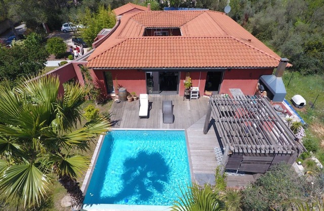 The Red Cocoon (Pool & SPA)