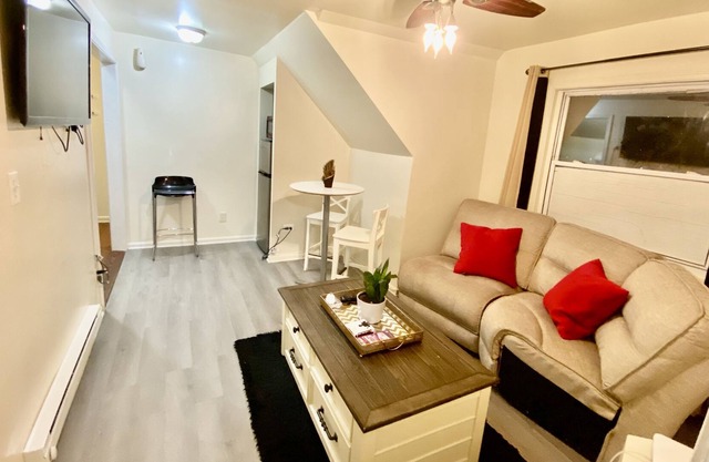 The Red Line Stop Coach House Apartment
